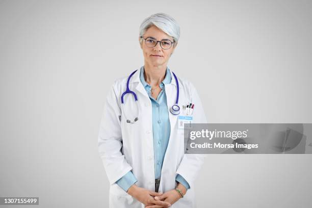 female doctor against white background - doctora fondo blanco fotografías e imágenes de stock