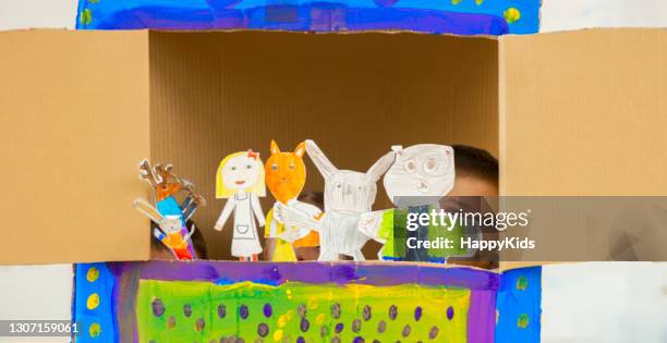 niños jugando con muñecas de títeres hechas a mano en el aula - doll fotografías e imágenes de stock