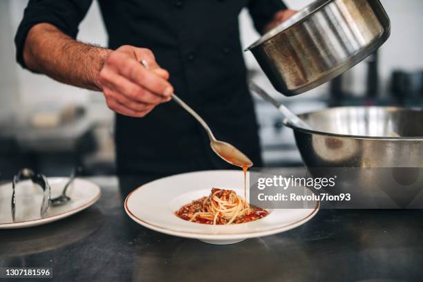 chef maschio prepara pasta in cucina ristoranti - cibo italiano foto e immagini stock