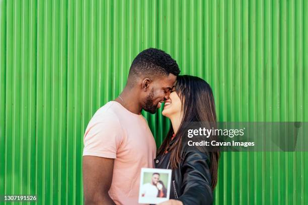 jose manuel de lago panadero - black women kissing white men - fotografias e filmes do acervo