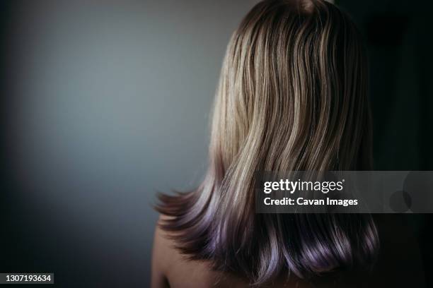 close up of the back of young girl's hair with purple tips - blond hair girl stock-fotos und bilder