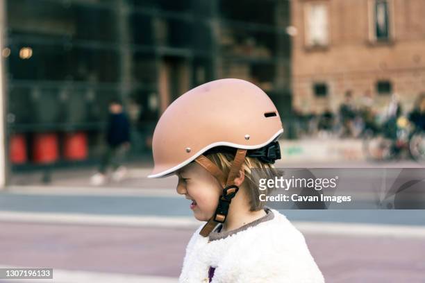 little girl 3-4 years old in a helmet crying in a skate park - 2 3 years stock-fotos und bilder
