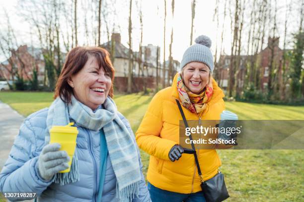 alles is leuk met je - chatting park stockfoto's en -beelden