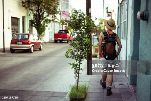 summer street tourist with backpack walks in mexico - guadalajara méxico stockfoto's en -beelden