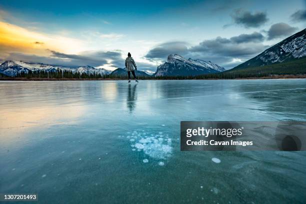 sunset skate on vermillion lakes in banff alberta - skate canada fotografías e imágenes de stock
