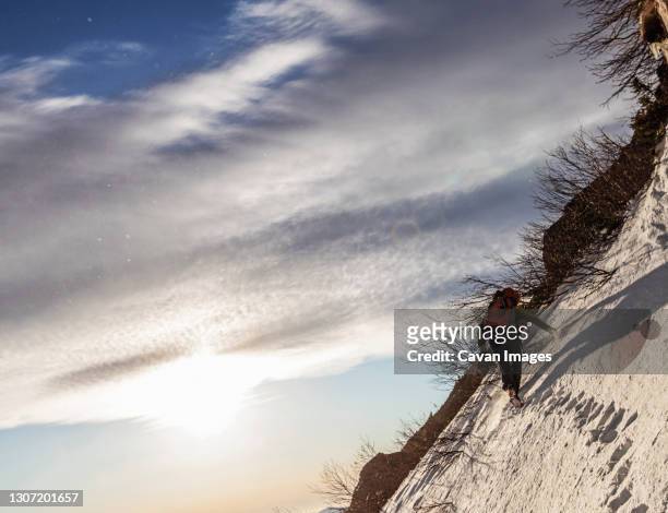 hiker traverses a steep snow field on mount washington, new hampshire - new hampshire 個照片及圖片檔