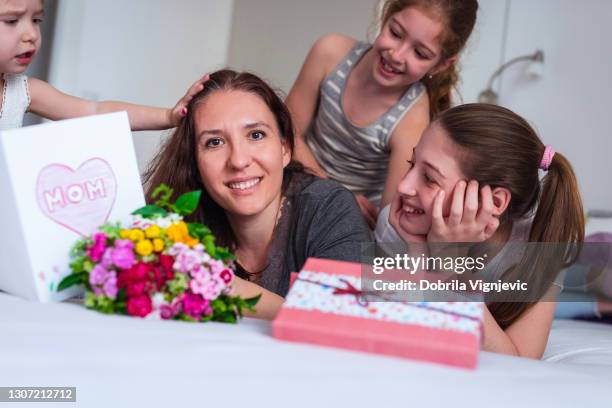 het is niet makkelijk om moeder te zijn. - presents easy a stockfoto's en -beelden