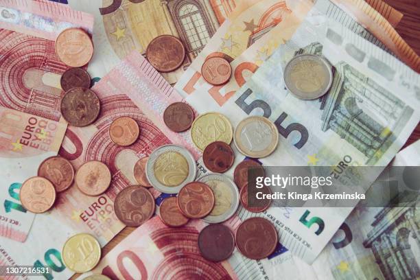 euro currency, coins and notes - geldwechsel stock-fotos und bilder