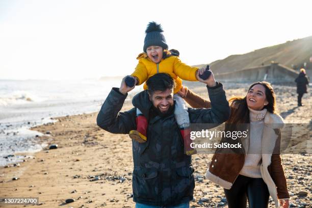 happy family days - uk beach stock pictures, royalty-free photos & images