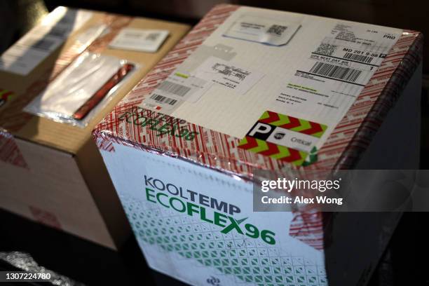 Kool Temp Box Covid 19 Vaccine Cold Chain ストックフォトと画像 - Getty Images