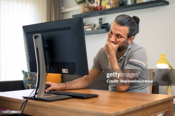 Scared Computer. Man Scared Man Computer Photos and Premium High Res Pictures - Getty Images