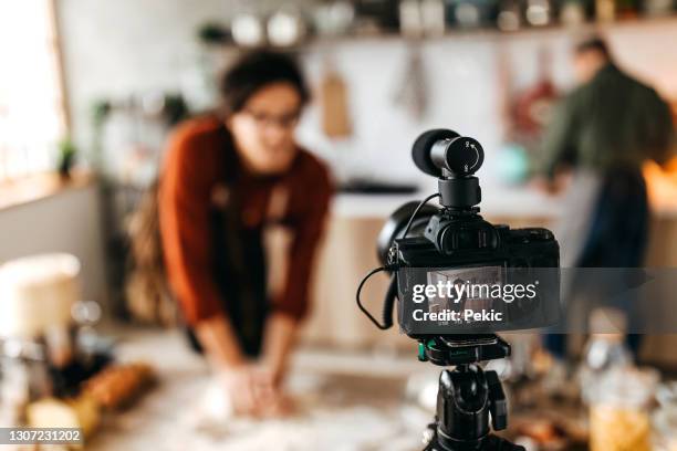 jovem chefe dando aulas online sobre culinária - youtube - fotografias e filmes do acervo