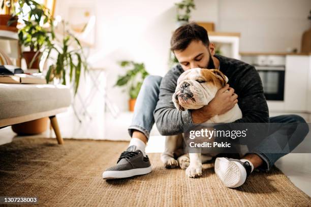 la vie est bonne avec un ami fidèle à vos côtés - pet owner photos et images de collection