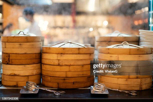 stoomboten in het restaurant - dim sum stockfoto's en -beelden