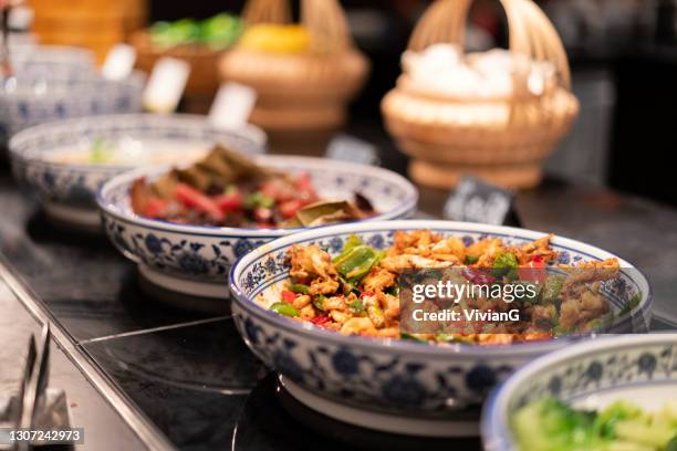 delicioso pollo picante en el buffet - comida china fotografías e imágenes de stock