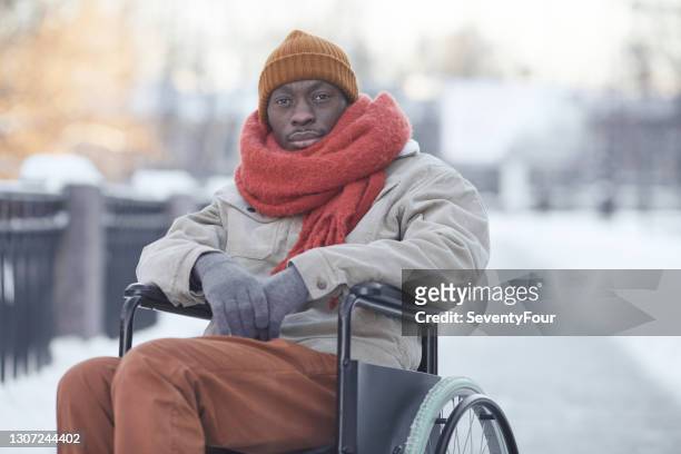Ritratto di uomo afroamericano disabile all'aperto in inverno