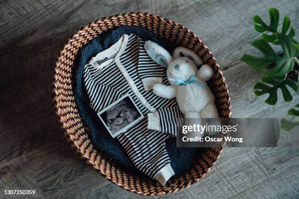 preparing for a new baby! - vêtement-de-bébé photos et images de collection