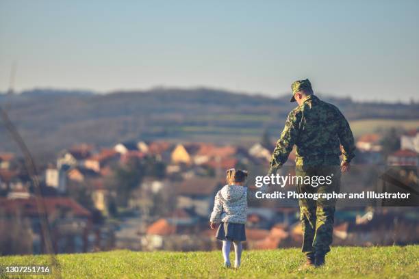 feliz padre militar se reúne con su hija después de la misión - ejército fotografías e imágenes de stock