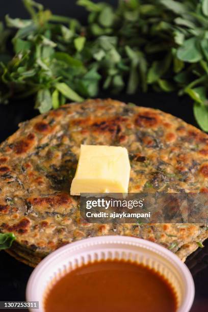 methi paratha (thepla) - thepla stockfoto's en -beelden