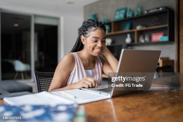 het meisje van de tiener tijdens homeschooling - computer learning stockfoto's en -beelden