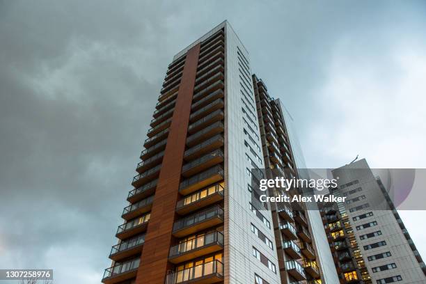 modern tower block on overcast evening - wohnblock stock-fotos und bilder