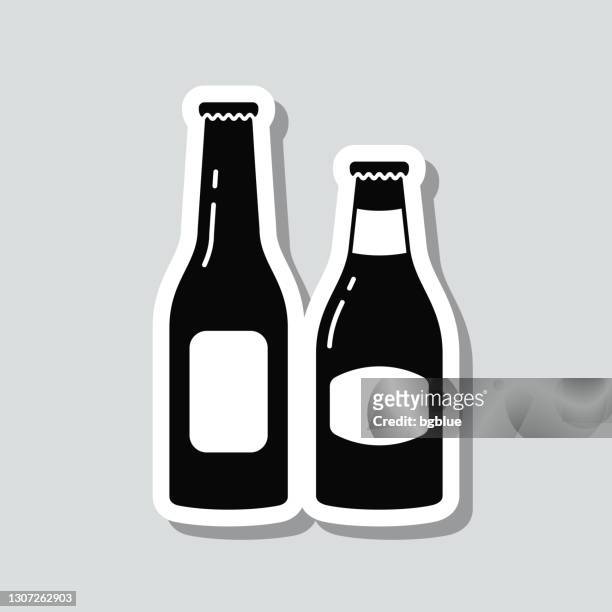 bierflaschen. icon-aufkleber auf grauem hintergrund - bottle top stock-grafiken, -clipart, -cartoons und -symbole