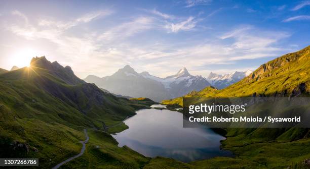 bachalpsee lake at dawn, bernese oberland, switzerland - montaña fotografías e imágenes de stock