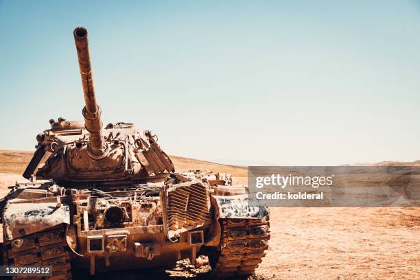 abandoned israeli tank in the desert - army tank stock-fotos und bilder