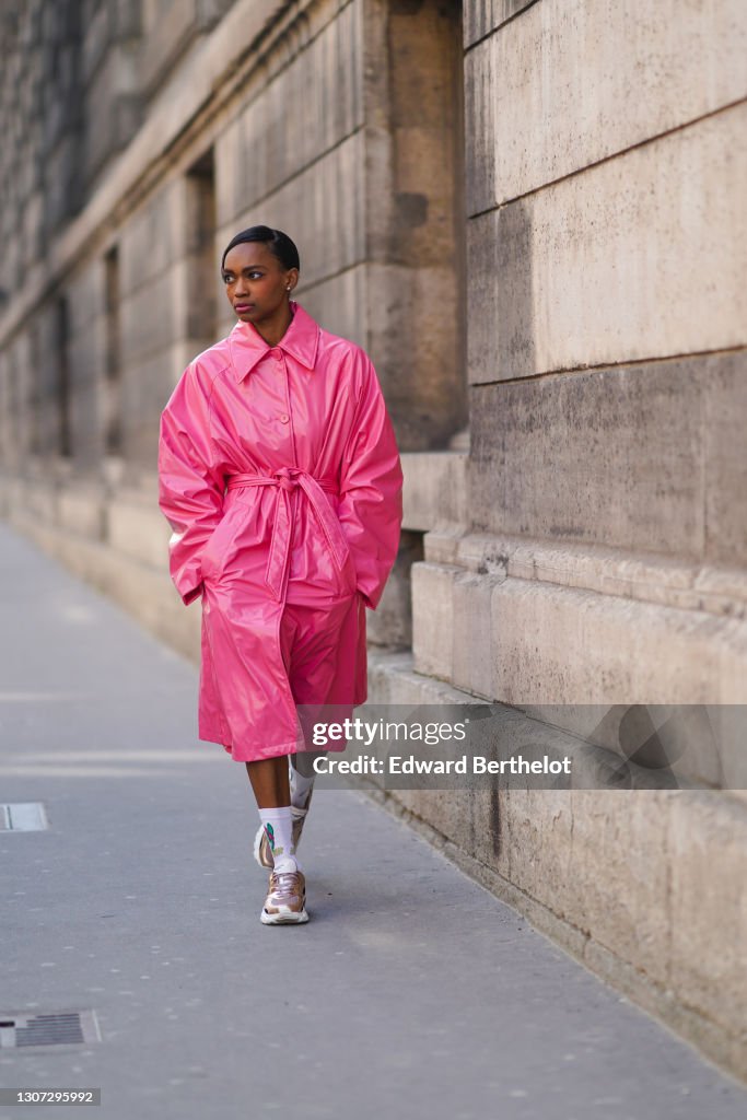 Street Style - Paris Fashion Week Womenswear Fall/Winter 2021/2022