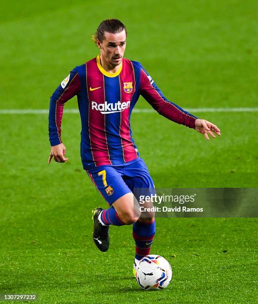 Antoine Griezmann of FC Barcelona runs with the ball during the La Liga Santander match between FC Barcelona and SD Huesca at Camp Nou on March 15,...