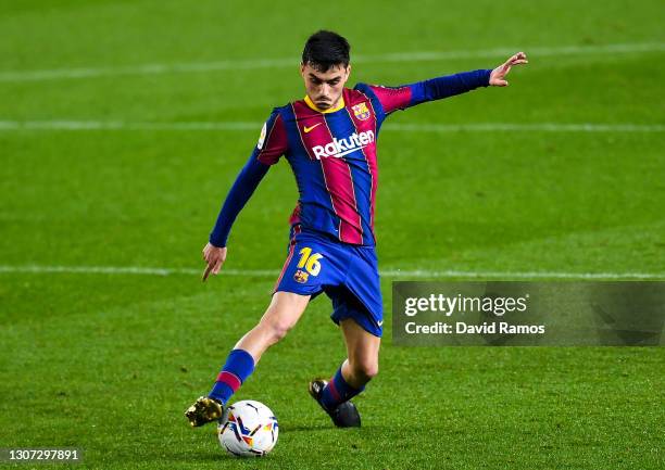Pedri of FC Barcelona runs with the ball during the La Liga Santander match between FC Barcelona and SD Huesca at Camp Nou on March 15, 2021 in...