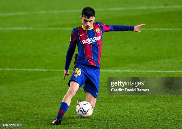 Pedri of FC Barcelona runs with the ball during the La Liga Santander match between FC Barcelona and SD Huesca at Camp Nou on March 15, 2021 in...