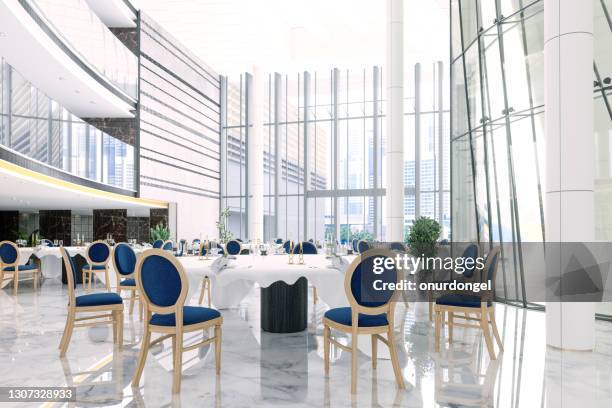 intérieur d’une salle de banquet dans un hôtel ou dans un restaurant de luxe avec tables rondes et chaises bleu marine. - établissement de loisirs et divertissements photos et images de collection