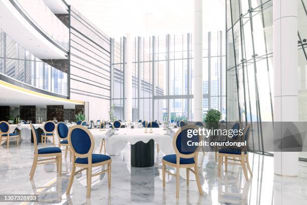 interno di una sala banchetti in un hotel o in un ristorante di lusso con tavoli rotondi e sedie blu navy. - locale di intrattenimento foto e immagini stock