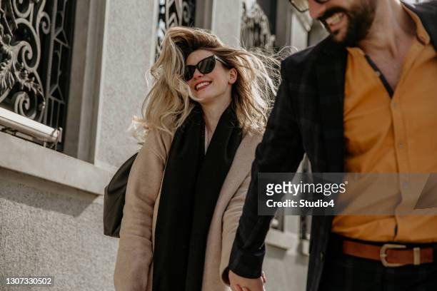 rijke en gelukkige mensen op de straat - happy couple stockfoto's en -beelden