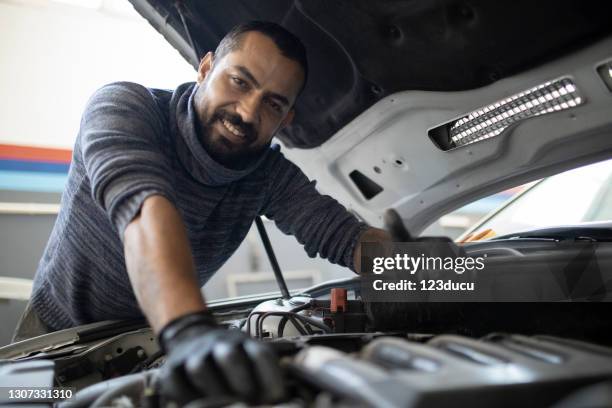 syrische autoreparateur aan het werk in turkije - migrant worker stockfoto's en -beelden