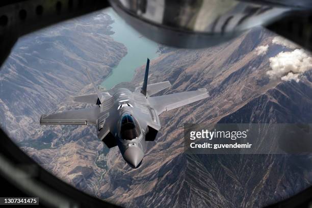 f-35 jet fighter reabastecimiento de combustible en el aire - industria de la defensa fotografías e imágenes de stock
