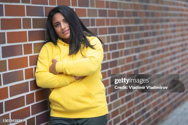 retrato de una hermosa adolescente frente a una pared - chubby girls photos fotografías e imágenes de stock