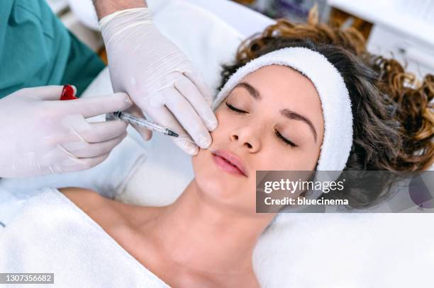 schönheitsbehandlung mit botox - frau gesicht beauty treatment stock-fotos und bilder