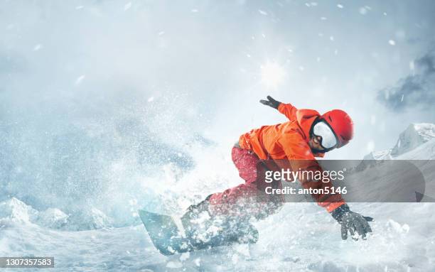 滑雪者在空中騎行，背景是深藍色的天空。單板滑雪運動員在雪地動作和動作中飛行 - face guard sport 個照片及圖片檔