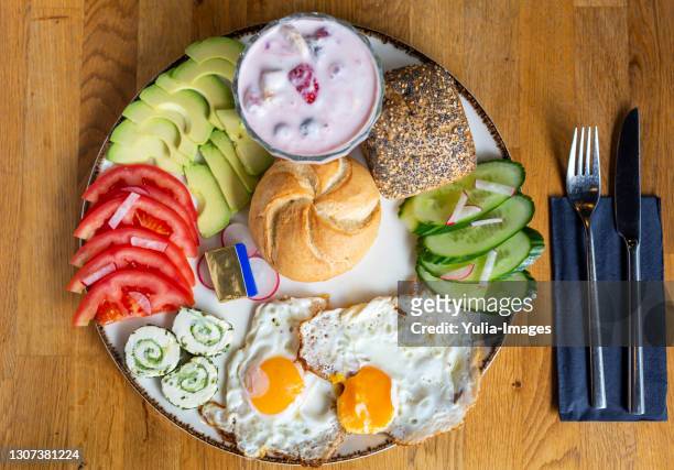 fresh breakfast platter with fried eggs - dining presentation food fotografías e imágenes de stock