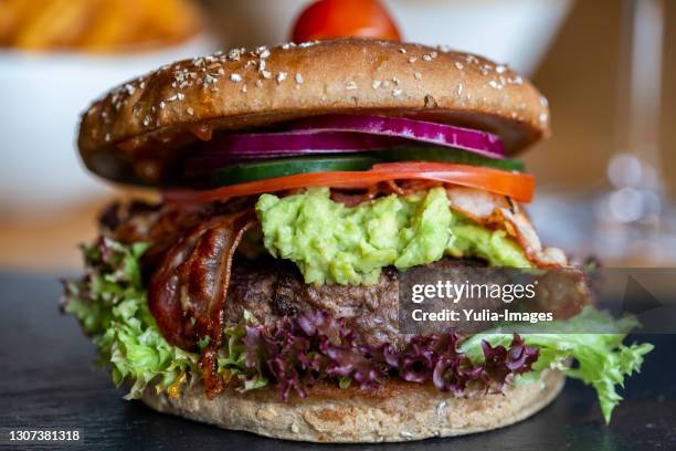 wholewheat beef burger with guacamole - guacamole stock-fotos und bilder