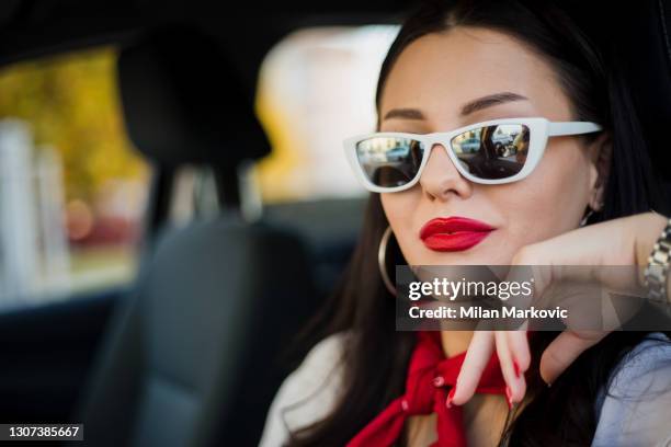 senhora da moda. uma jovem fashion mulher com lindos óculos de sol brancos. - mulher sedutora - fotografias e filmes do acervo