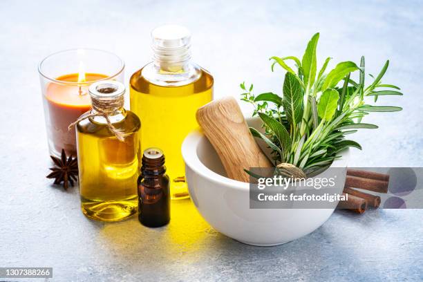 aromatherapie en alternatieve geneeskunde: massageolie en etherische olieflessen - aromatherapy oil stockfoto's en -beelden