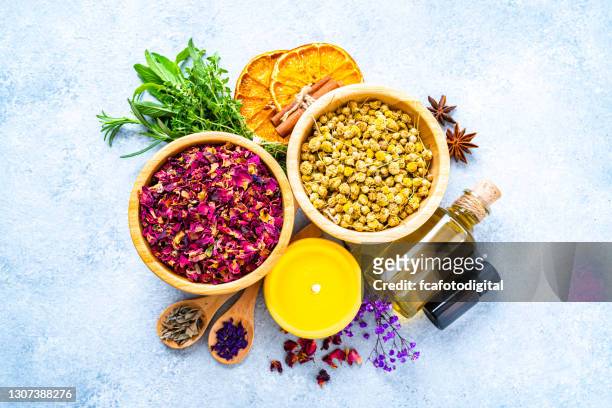 aromathérapie et phytothérapie - herbal medicine photos et images de collection