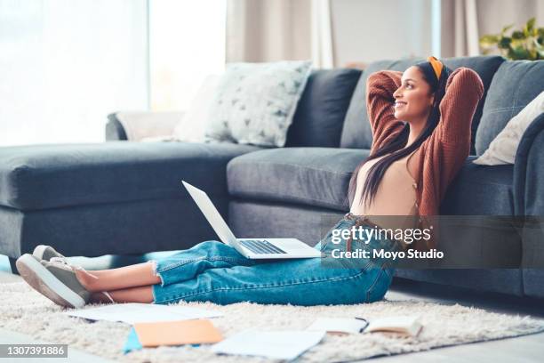 para vivir lo mejor posible, encuentra tu equilibrio - trabajo desde casa fotografías e imágenes de stock