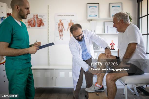 醫生在醫生辦公室檢查病人的腿傷 - human knee 個照片及圖片檔