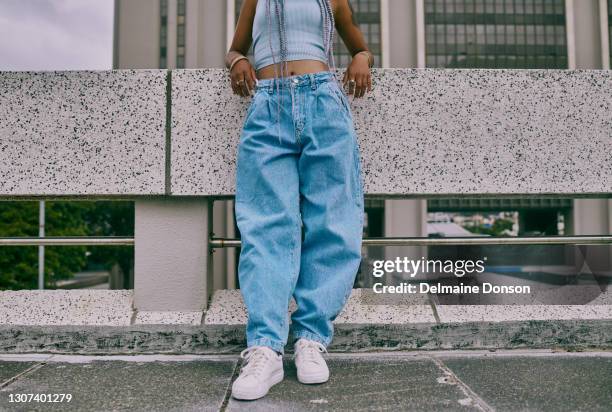 skinny jeans sind so letzte saison - weite jeans stock-fotos und bilder