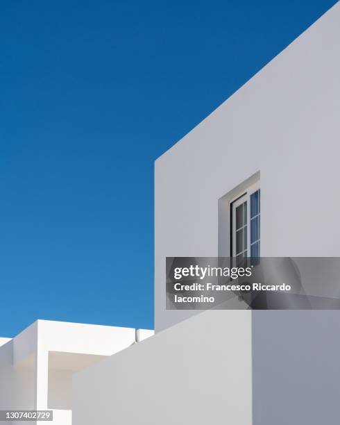 modern minimalism architecture, buildings details with blue sky and white walls - architecture 3d photos et images de collection