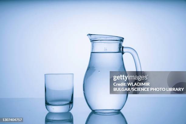 water jug and glass - henkelkrug stock-fotos und bilder